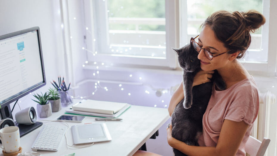 Mulher abraçando gato