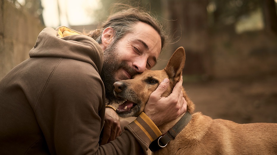 Proprietário dá um abraço em seu cachorro