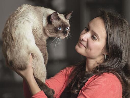 Mulher a segurar gato