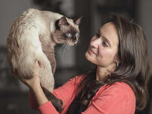 Mulher a segurar gato